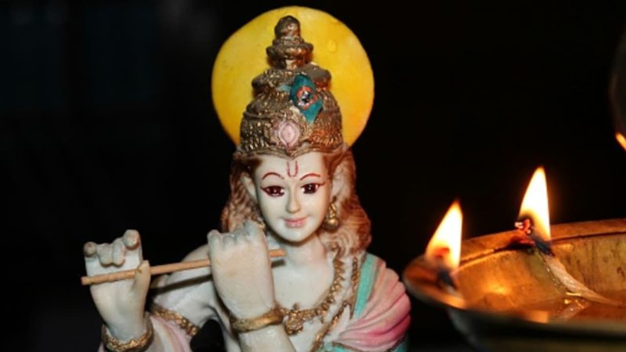 ভগবান শ্রীকৃষ্ণের প্রিয় মাস, এই নিয়মগুলি মেনে বজায় রাখুন সংসারের সমৃদ্ধি ভগবান শ্রীকৃষ্ণের প্রিয় মাস, এই নিয়মগুলি মেনে বজায় রাখুন সংসারের সমৃদ্ধি