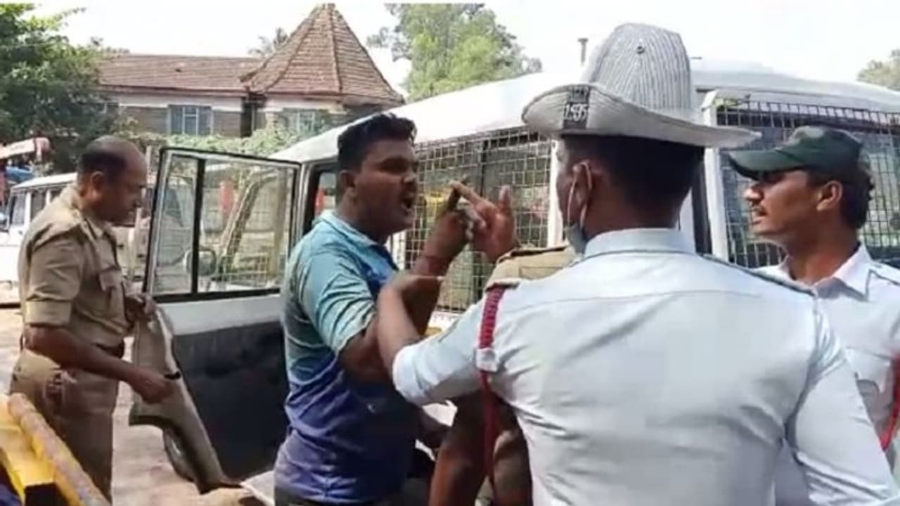 ಬೆಳಗಾವಿ: ಟ್ರಾಫಿಕ್ ಪೊಲೀಸ್‌ ಮೇಲೆ ವಾಹನ ಚಾಲಕನಿಂದ ಹಲ್ಲೆ