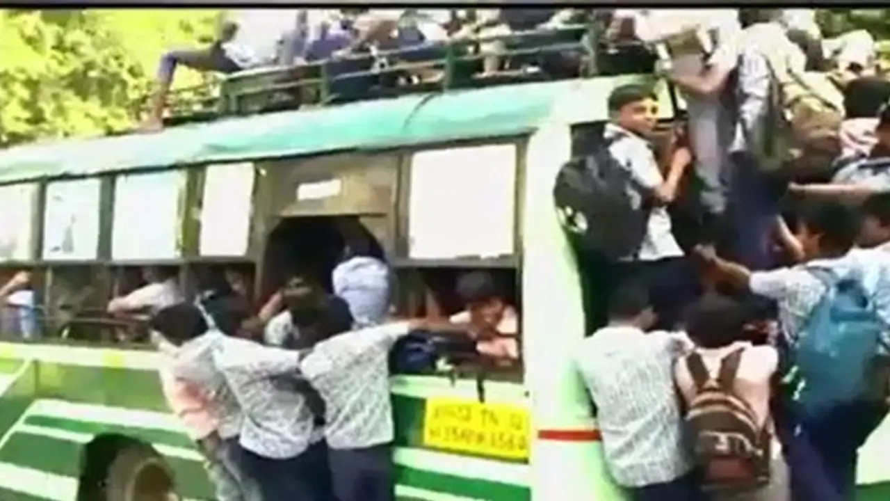 அரசு பேருந்தில் ஆபத்தான பயணம்..! கூடுதல் பேருந்துகளின்றி தவிக்கும் பள்ளி மாணவர்கள்..!