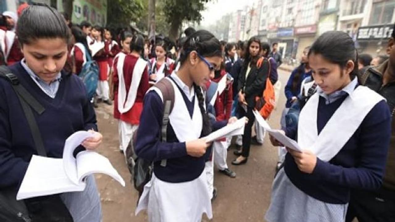 CBSE के परीक्षा पैटर्न में बदलाव, अब प्रैक्टिकल्स में जुड़ेंगे आंतरिक मूल्यांकन के अंक CBSE के परीक्षा पैटर्न में बदलाव, अब प्रैक्टिकल्स में जुड़ेंगे आंतरिक मूल्यांकन के अंक