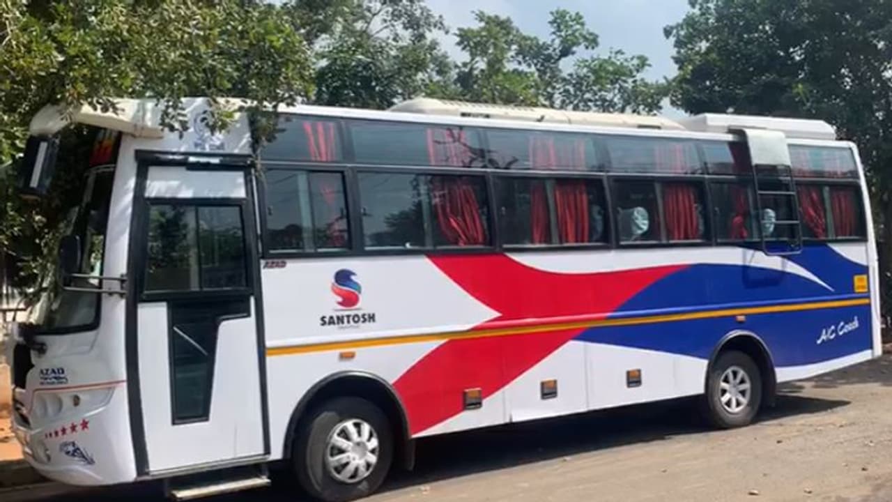 శ్రీశైలం: ప్రైవేట్ బస్సుకు 2.17 లక్షల జరిమానా, తప్పించేందుకు ఓ నేత యత్నం శ్రీశైలం: ప్రైవేట్ బస్సుకు 2.17 లక్షల జరిమానా, తప్పించేందుకు ఓ నేత యత్నం