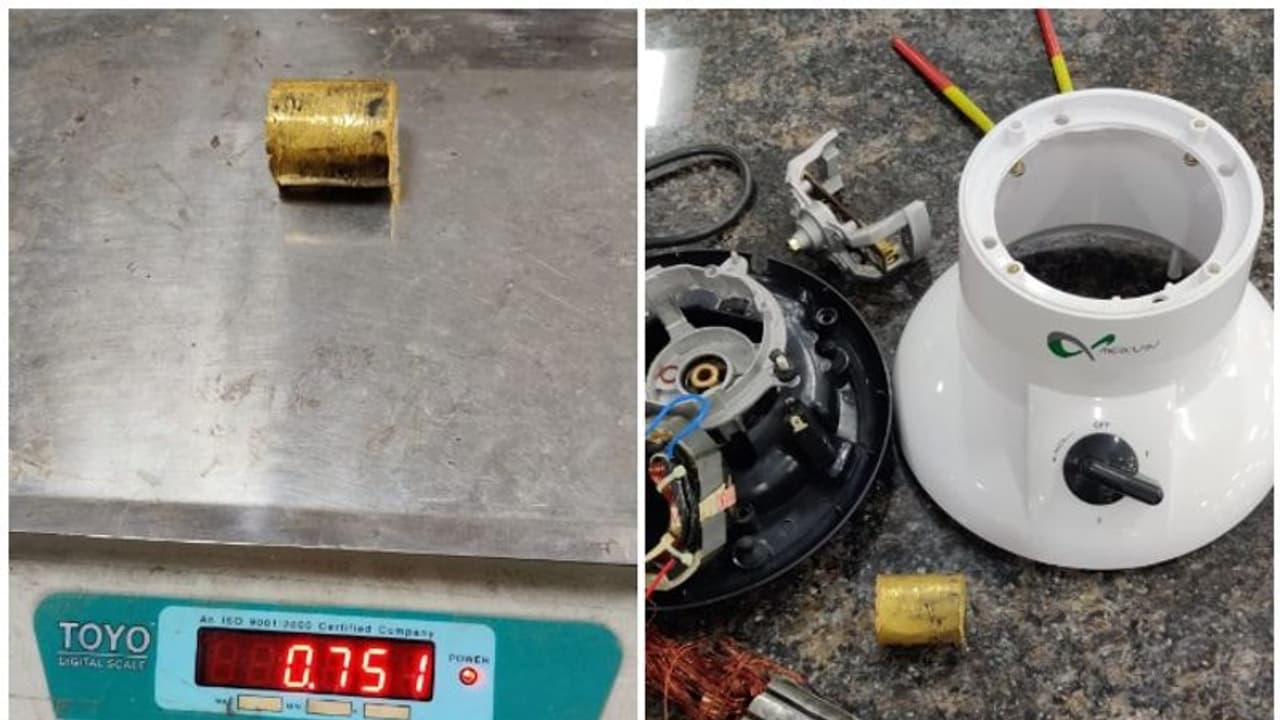 കരിപ്പൂർ വിമാനത്താവളത്തിൽ മിക്സിക്കുള്ളിൽ ഒളിപ്പിച്ച് കടത്താന് ശ്രമിച്ച സ്വർണ്ണം പിടികൂടി കരിപ്പൂർ വിമാനത്താവളത്തിൽ മിക്സിക്കുള്ളിൽ ഒളിപ്പിച്ച് കടത്താന് ശ്രമിച്ച സ്വർണ്ണം പിടികൂടി