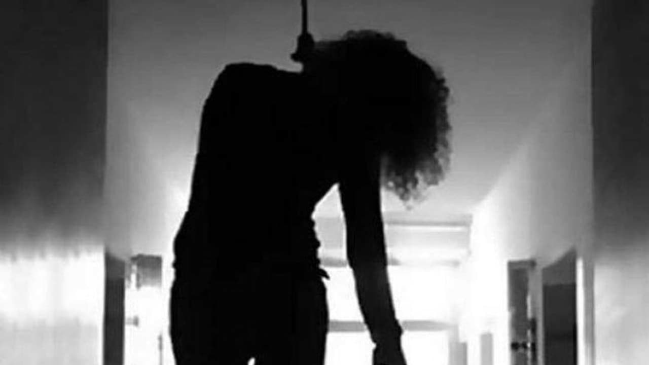 கணவன் இறந்த ஒரு வாரத்தில், படுக்கையறையில் இளம் மனைவி செய்த மோசமான செயல்.!! தாயை அந்த கோலத்தில் பார்த்த குழந்தைகள்..!!