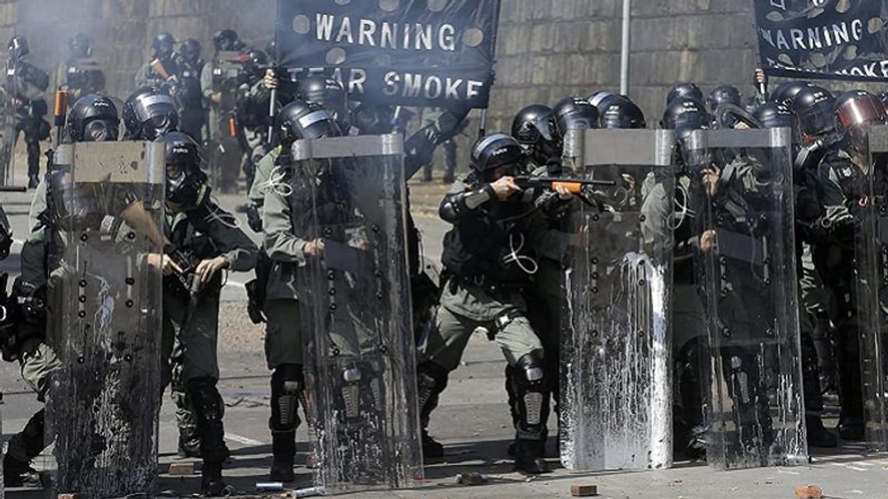 ಹಾಂಕಾಂಗ್ ಹೋರಾಟ ಹತ್ತಿಕ್ಕಲು ಮೊದಲ ಬಾರಿ ಚೀನಾ ಸೇನೆ ರವಾನೆ! ಹಾಂಕಾಂಗ್ ಹೋರಾಟ ಹತ್ತಿಕ್ಕಲು ಮೊದಲ ಬಾರಿ ಚೀನಾ ಸೇನೆ ರವಾನೆ!