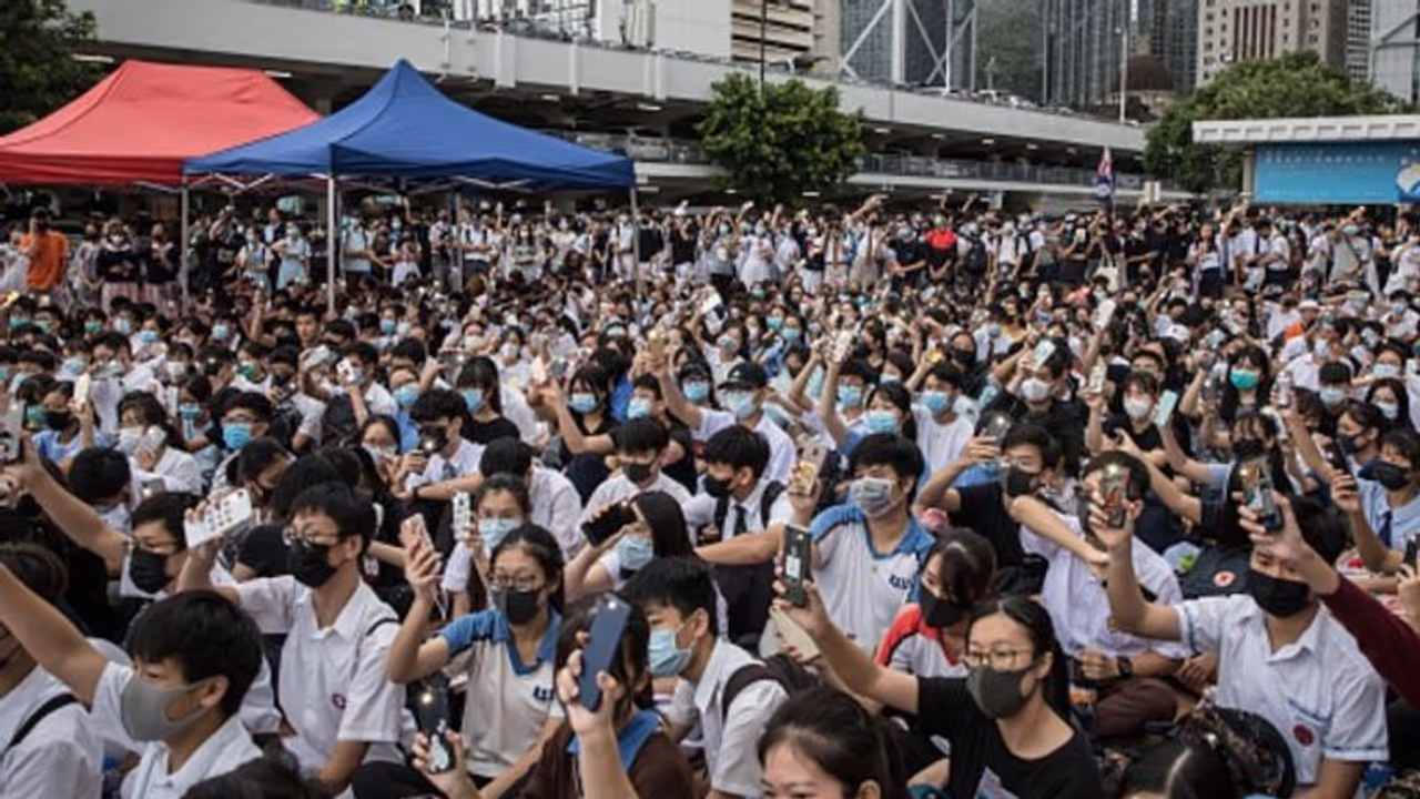Hong Kong Police lay siege to polytechnic campus after overnight violence