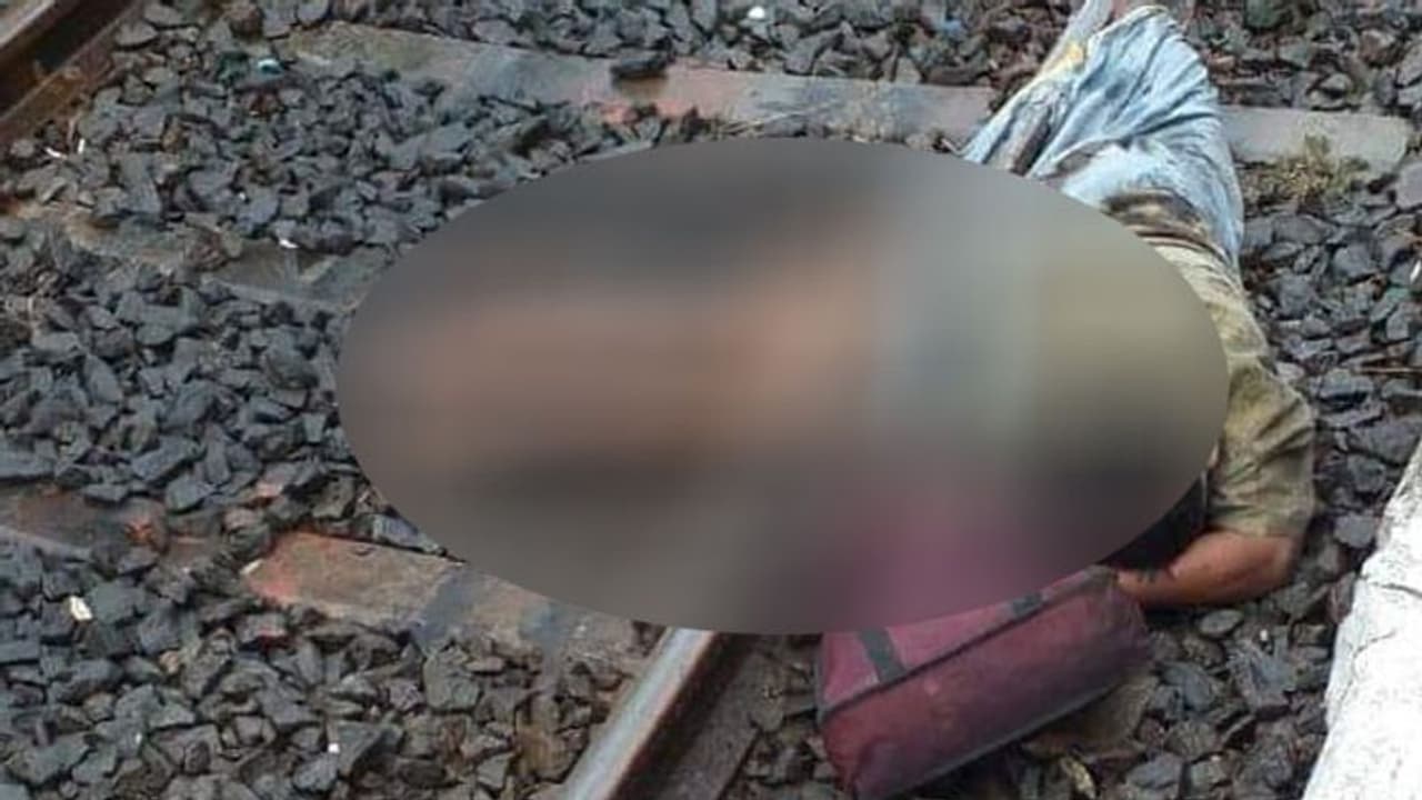 தாய் கண்முன்னே மகன் மீது ஏறிய ரயில்... கால் துண்டான நிலையில் துடிதுடித்து உயிரிழந்த பரிதாபம்..!