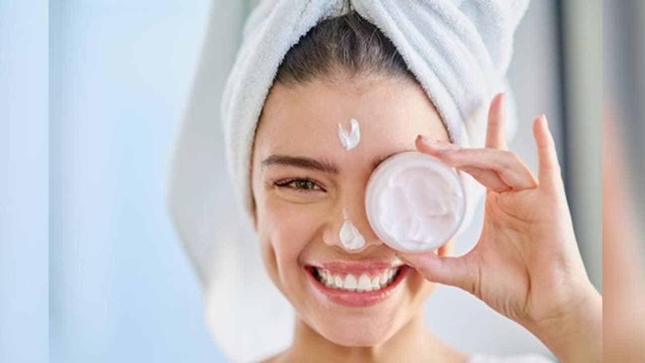 রুক্ষ শীতের আবহাওয়ায় ত্বক থাক মাখনের মতো, মেনে চলুন এই নিয়মগুলি রুক্ষ শীতের আবহাওয়ায় ত্বক থাক মাখনের মতো, মেনে চলুন এই নিয়মগুলি