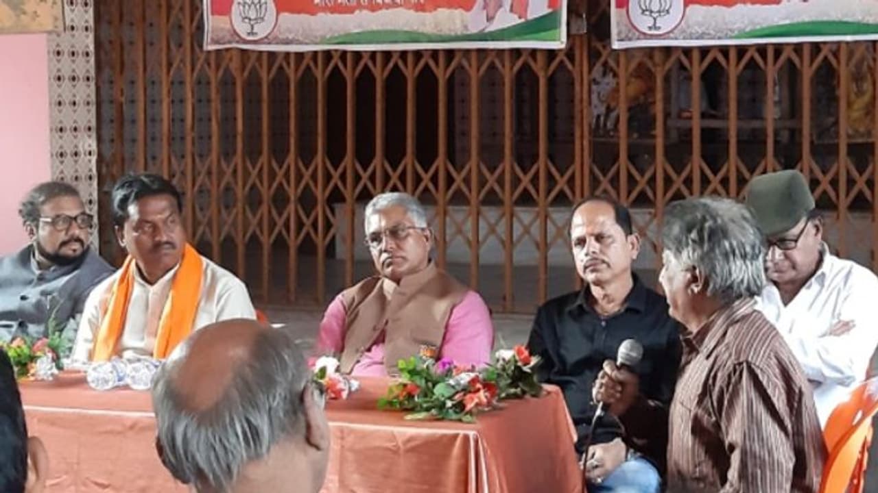 মাঝবৈঠকে ছন্দপতন, খড়গপুরে দিলীপ ঘোষের সামনেই ক্ষোভ ব্য়বসায়ীদের মাঝবৈঠকে ছন্দপতন, খড়গপুরে দিলীপ ঘোষের সামনেই ক্ষোভ ব্য়বসায়ীদের