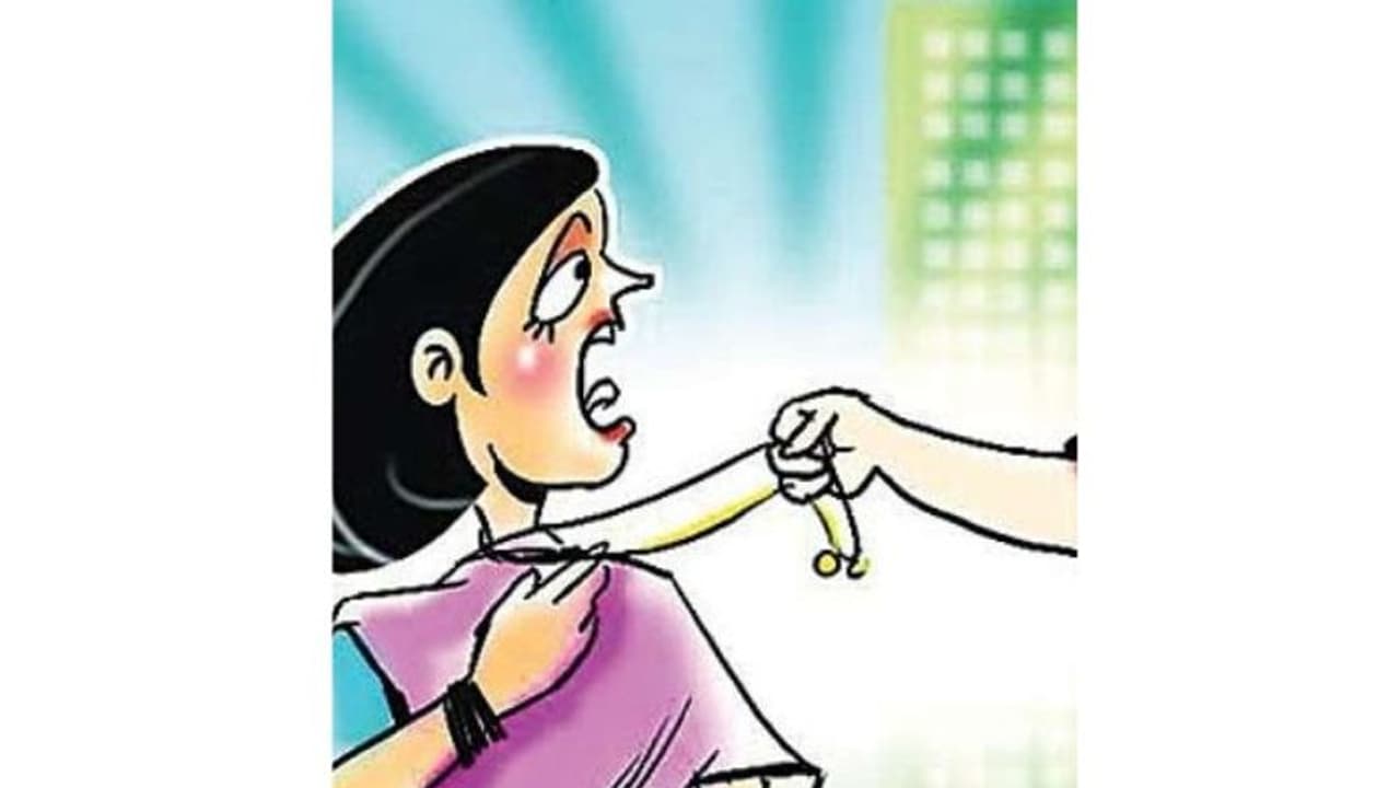 വീട്ടമ്മയുടെ മാല മോഷ്ടിച്ച തമിഴ്നാട് സ്വദേശിനി കാളിയമ്മ പിടിയിലായി വീട്ടമ്മയുടെ മാല മോഷ്ടിച്ച തമിഴ്നാട് സ്വദേശിനി കാളിയമ്മ പിടിയിലായി