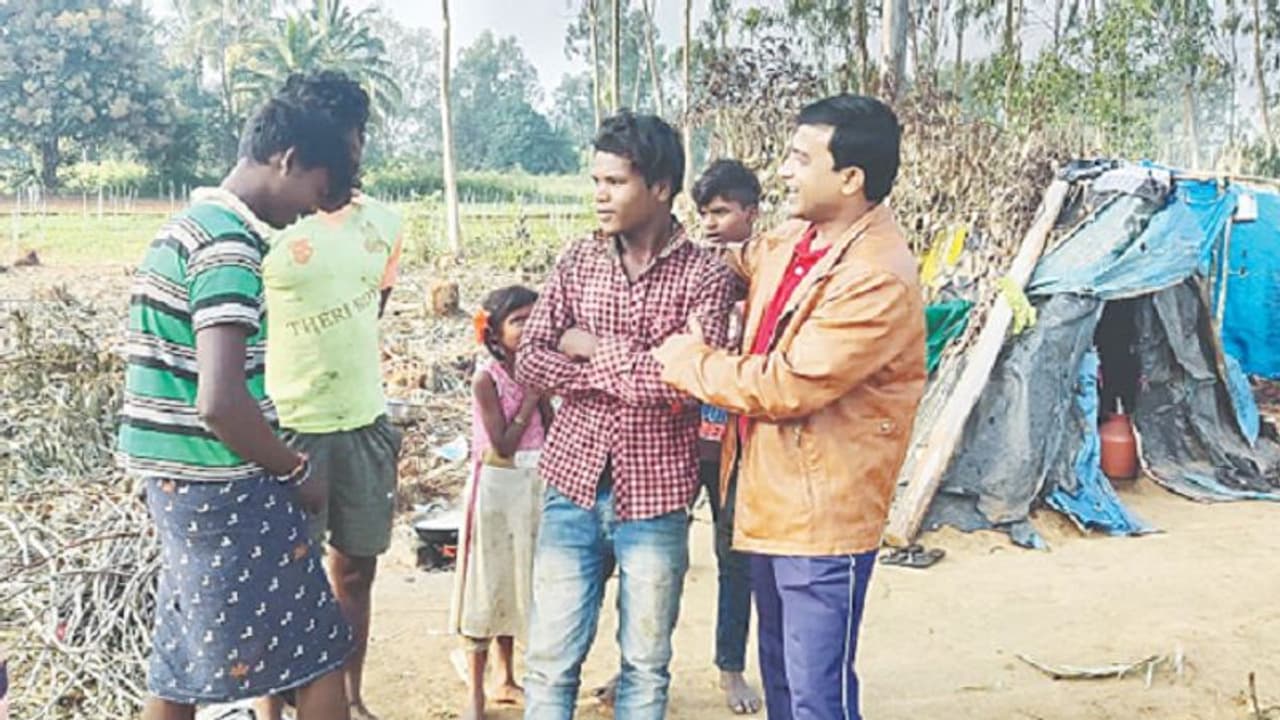 ಜೀತಕ್ಕಿದ್ದವರ ಮಾಹಿತಿ ಪಡೆಯಲು ವ್ಯಾಪಾರಿಯಂತೆ ಹೋಗಿದ್ದ ಎಸಿ! ಜೀತಕ್ಕಿದ್ದವರ ಮಾಹಿತಿ ಪಡೆಯಲು ವ್ಯಾಪಾರಿಯಂತೆ ಹೋಗಿದ್ದ ಎಸಿ!