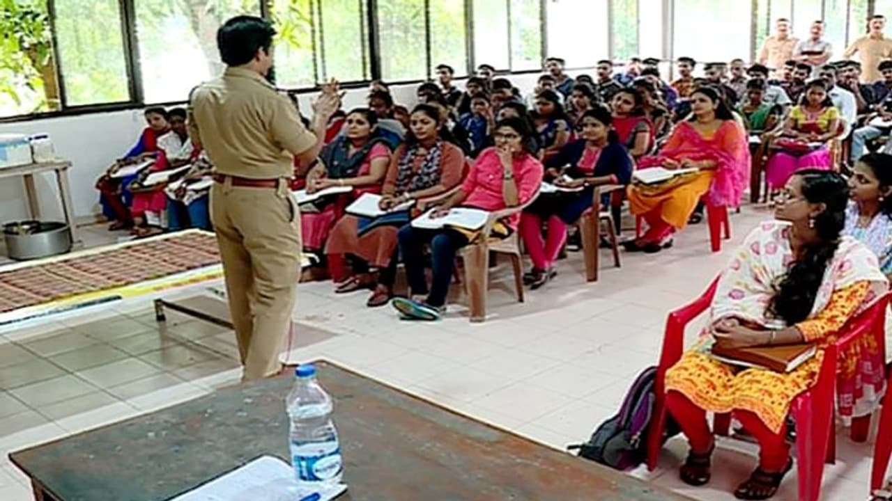 ഈ സ്റ്റേഷനില് പൊലീസ് പിഎസ്സി ക്ലാസ് എടുക്കുകയാണ്... ഈ സ്റ്റേഷനില് പൊലീസ് പിഎസ്സി ക്ലാസ് എടുക്കുകയാണ്...