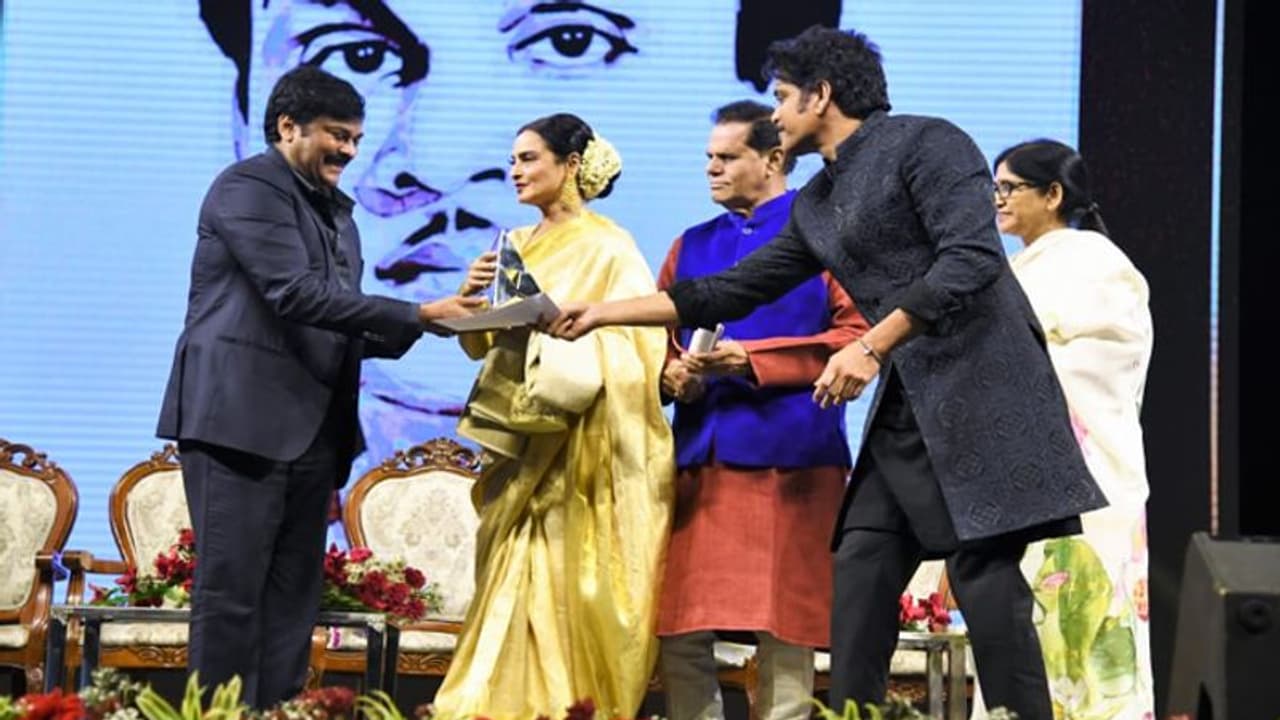 అందంపై నాగార్జున ప్రశ్న: తొలి సినిమా అది కాదంటూ రేఖ అందంపై నాగార్జున ప్రశ్న: తొలి సినిమా అది కాదంటూ రేఖ