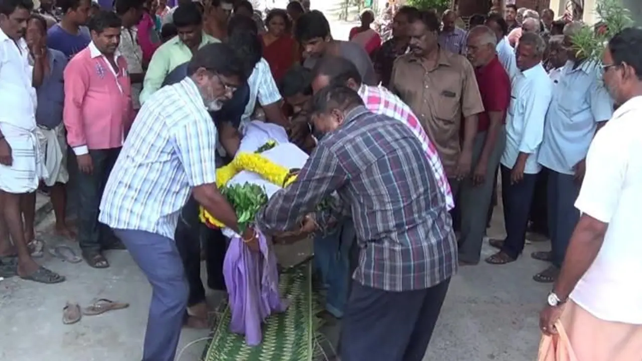 'ஈமச்சடங்குகள் வேண்டாம்.. உடலை தானமாக கொடுத்திருங்க'..! தாய், தந்தையின் விருப்பத்தை நிறைவேற்றிய பிள்ளைகள்..! 'ஈமச்சடங்குகள் வேண்டாம்.. உடலை தானமாக கொடுத்திருங்க'..! தாய், தந்தையின் விருப்பத்தை நிறைவேற்றிய பிள்ளைகள்..!