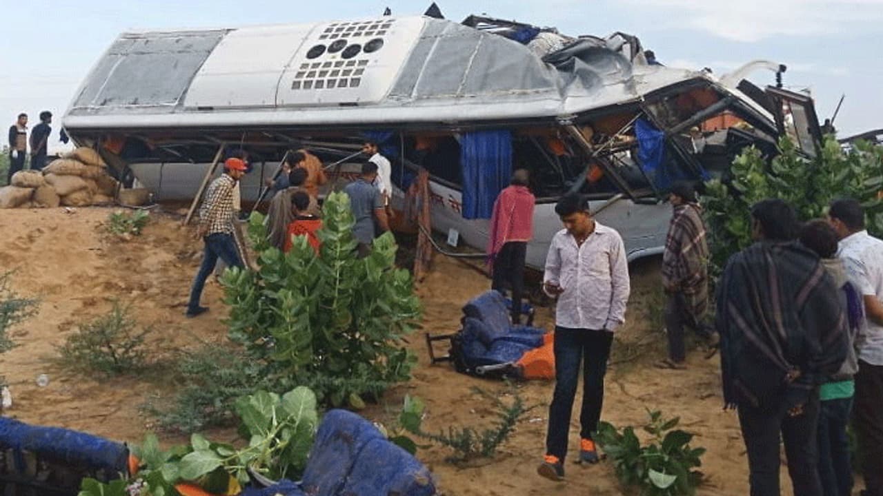 चंद पलों में मौत के मुंह में समा गए 14 लोग, हर तरफ थी सिर्फ चीख पुकार चंद पलों में मौत के मुंह में समा गए 14 लोग, हर तरफ थी सिर्फ चीख पुकार