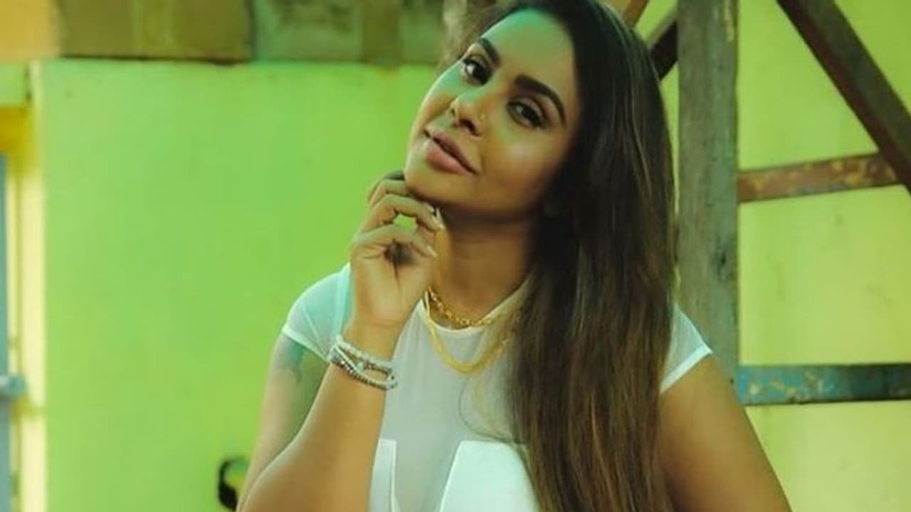 உள்ளாடையில் டாப் ஆங்கிள் செல்ஃபி... டபுள் மீனிங் பதிவு போட்டு நடிகைகளை வம்பிழுத்த ஸ்ரீரெட்டி...!