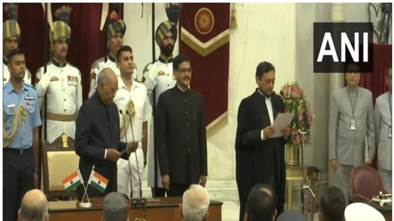 സുപ്രീംകോടതിയുടെ ചീഫ് ജസ്റ്റിസായി എസ് എ ബോബ്ഡേ സത്യപ്രതിജ്ഞ ചെയ്തു സുപ്രീംകോടതിയുടെ ചീഫ് ജസ്റ്റിസായി എസ് എ ബോബ്ഡേ സത്യപ്രതിജ്ഞ ചെയ്തു