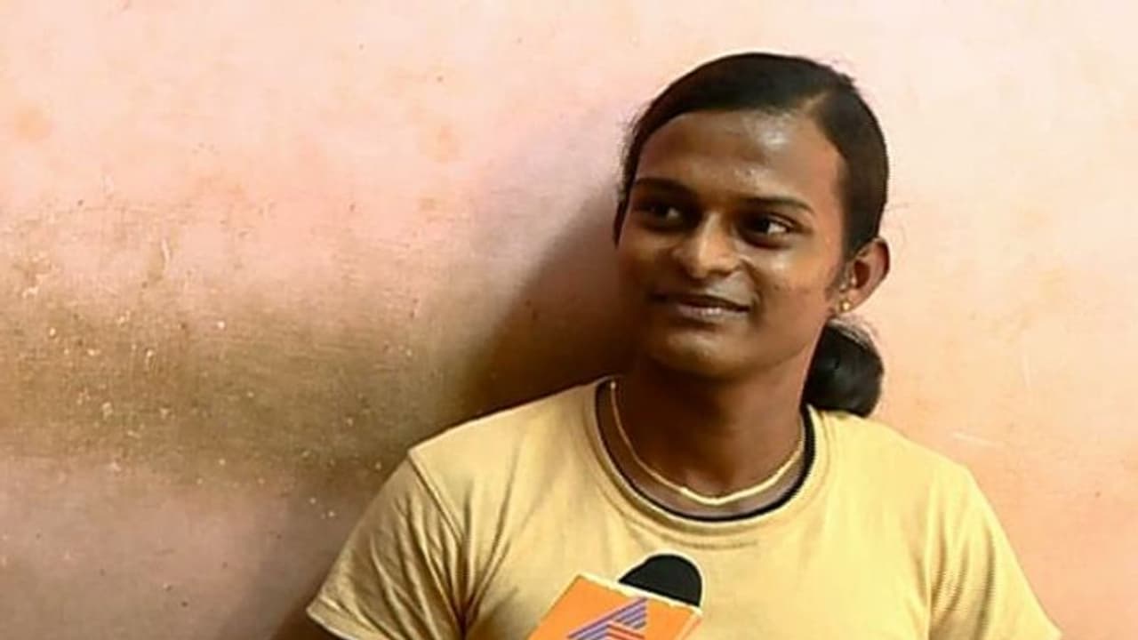 പാലായിലെ പൊന്താരകം കണ്ണൂരിലില്ല; വേദനയോടെ അഭിഷ വീട്ടിലുണ്ട് പാലായിലെ പൊന്താരകം കണ്ണൂരിലില്ല; വേദനയോടെ അഭിഷ വീട്ടിലുണ്ട്