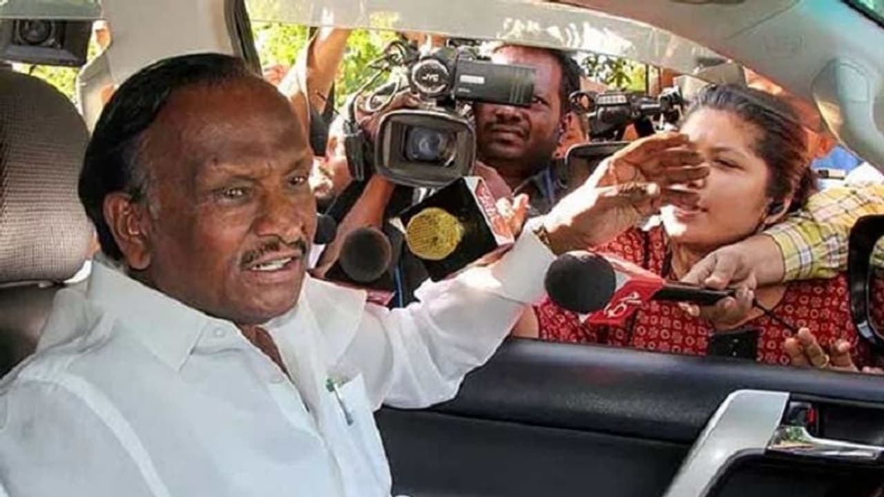 கர்நாடக பாஜக எம்எல்ஏ வேட்பாளருக்கு இவ்வளவு சொத்தா ? வாய் பிளக்கும் தேர்தல் ஆணையம் !!