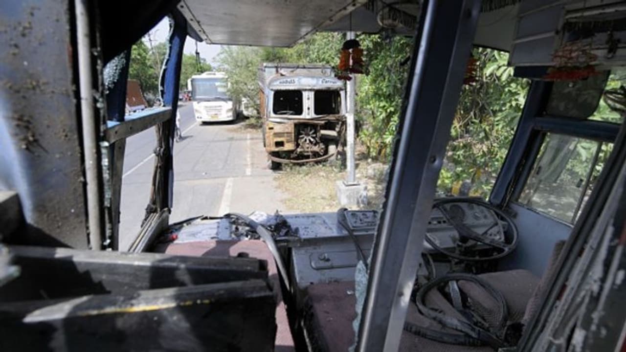 ভয়াবহ পথ দুর্ঘটনার পর অগ্নিদগ্ধ হয়ে মৃত্যু ১০ জনের, আইন সংশোধনেও হচ্ছে না ফল ভয়াবহ পথ দুর্ঘটনার পর অগ্নিদগ্ধ হয়ে মৃত্যু ১০ জনের, আইন সংশোধনেও হচ্ছে না ফল