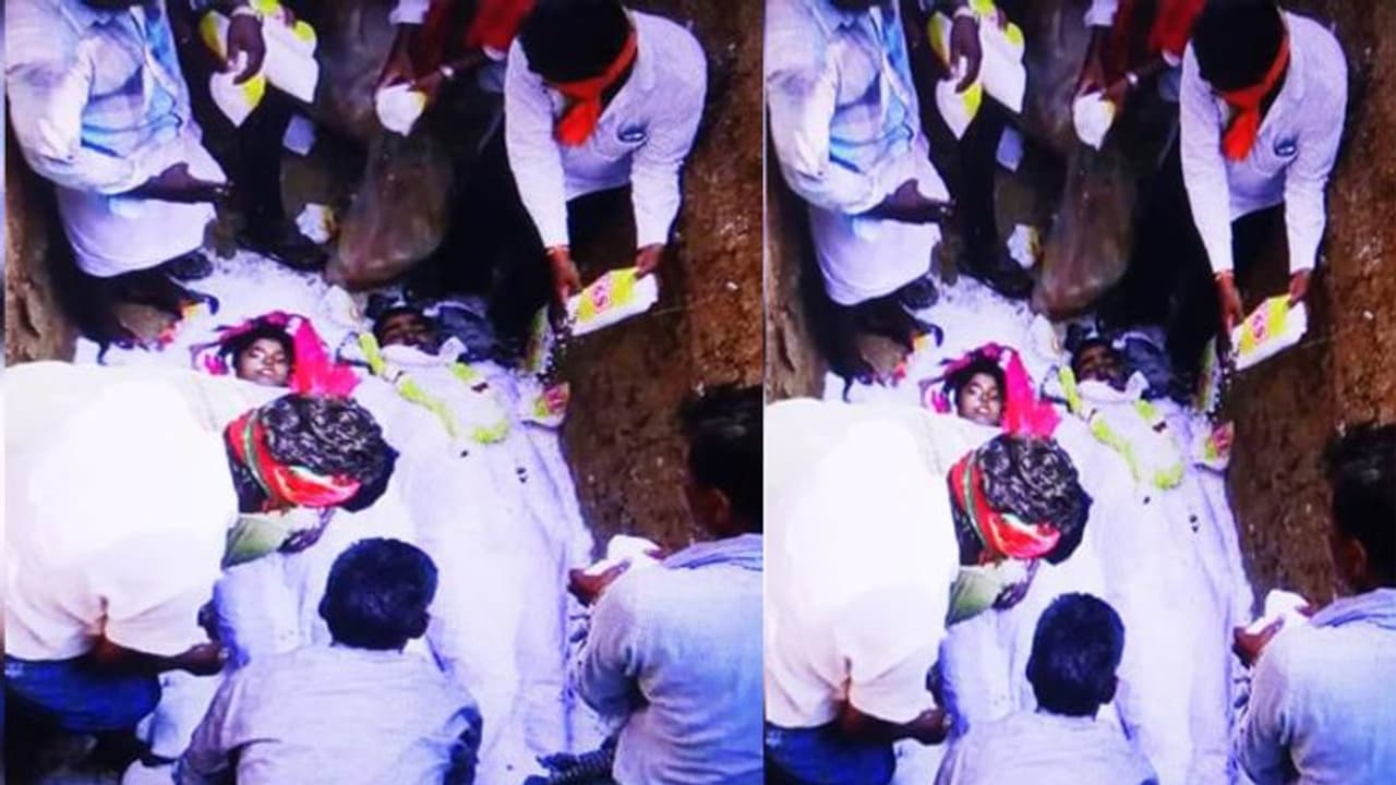 ఒకే గోతిలో ప్రేమ జంట ఖననం: బతికి ఉన్నప్పుడు విడదీసి.. మరణం తర్వాత కలిపారు ఒకే గోతిలో ప్రేమ జంట ఖననం: బతికి ఉన్నప్పుడు విడదీసి.. మరణం తర్వాత కలిపారు