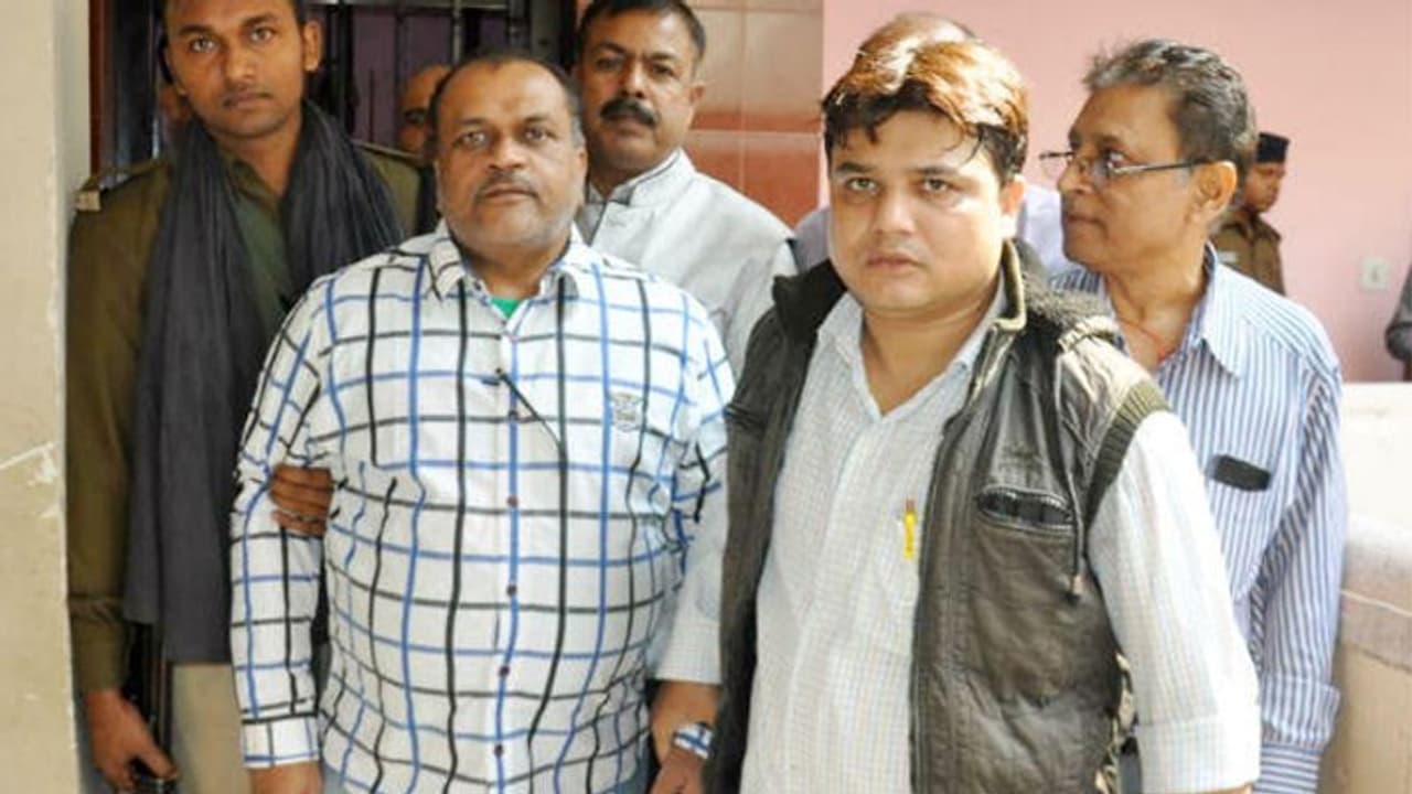 इस इंजीनियर पर नहीं पड़ा मंदी का कोई असर, खोल दिया 80 लाख रुपए की रिश्वत के लिए मुंह इस इंजीनियर पर नहीं पड़ा मंदी का कोई असर, खोल दिया 80 लाख रुपए की रिश्वत के लिए मुंह