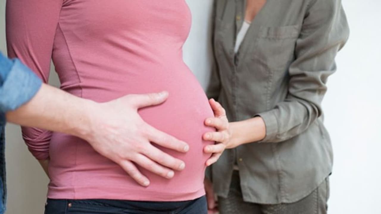 ఉద్యోగం కోసం వెడితే యువతిని ప్రేమలో దింపి.. సరోగసి రాకెట్ లో ఇరికించి..