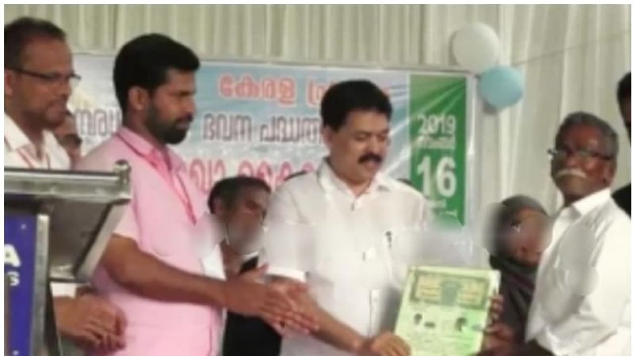 ഉരുള്പൊട്ടല് എല്ലാം തകര്ത്തു; സുമനസുകള് ഒന്നിച്ചപ്പോള് അഞ്ച് കുടുംബങ്ങള്ക്ക് വീട് ഉരുള്പൊട്ടല് എല്ലാം തകര്ത്തു; സുമനസുകള് ഒന്നിച്ചപ്പോള് അഞ്ച് കുടുംബങ്ങള്ക്ക് വീട്