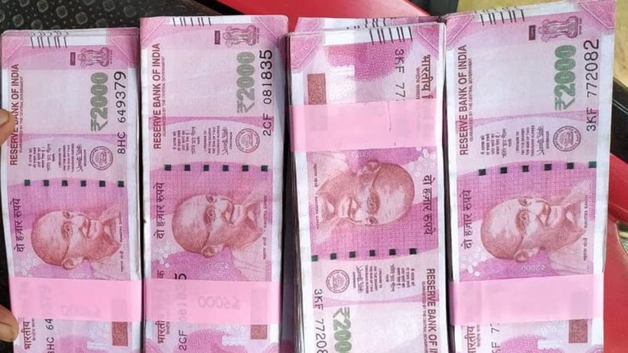 பயங்கர அதிர்ச்சி... இரவில் சென்னையில் இருந்து மதுரை வந்த லாரி..!! கட்டுக்கட்டாக 2 ஆயிரம் ரூபாய் கள்ள நோட்டுகள்..!! பயங்கர அதிர்ச்சி... இரவில் சென்னையில் இருந்து மதுரை வந்த லாரி..!! கட்டுக்கட்டாக 2 ஆயிரம் ரூபாய் கள்ள நோட்டுகள்..!!