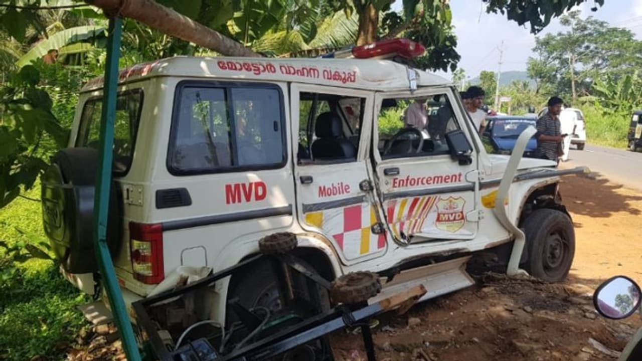 ടാങ്കര് ലോറി നിയന്ത്രണം വിട്ട് ഇടിച്ചു കയറി: മോട്ടോർ വാഹനവകുപ്പിന്റേതടക്കം മൂന്ന് വാഹനങ്ങൾ തകർന്നു ടാങ്കര് ലോറി നിയന്ത്രണം വിട്ട് ഇടിച്ചു കയറി: മോട്ടോർ വാഹനവകുപ്പിന്റേതടക്കം മൂന്ന് വാഹനങ്ങൾ തകർന്നു