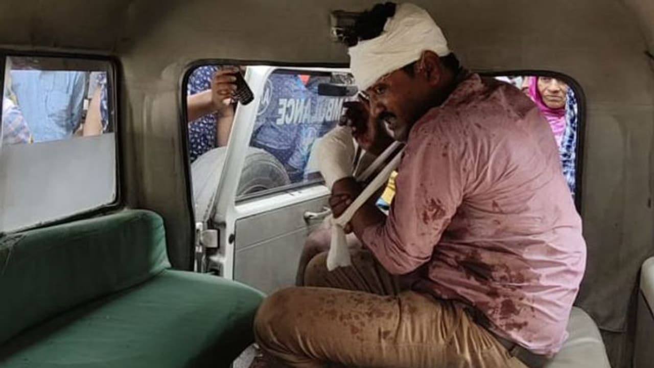 নদিয়ার চাপড়ায় তৃণমূলকর্মীদের লক্ষ্য করে বোমাবাজি, মৃত ১ নদিয়ার চাপড়ায় তৃণমূলকর্মীদের লক্ষ্য করে বোমাবাজি, মৃত ১