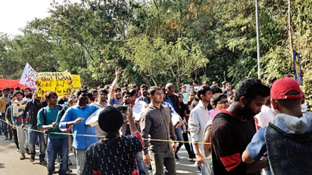 বিফল ১৪৪ ধারা, ভেঙে গেল ত্রিস্তর পুলিশি ঘেরাটোপ, জেএনইউ এর প্রতিবাদ পৌঁছে গেল সংসদে