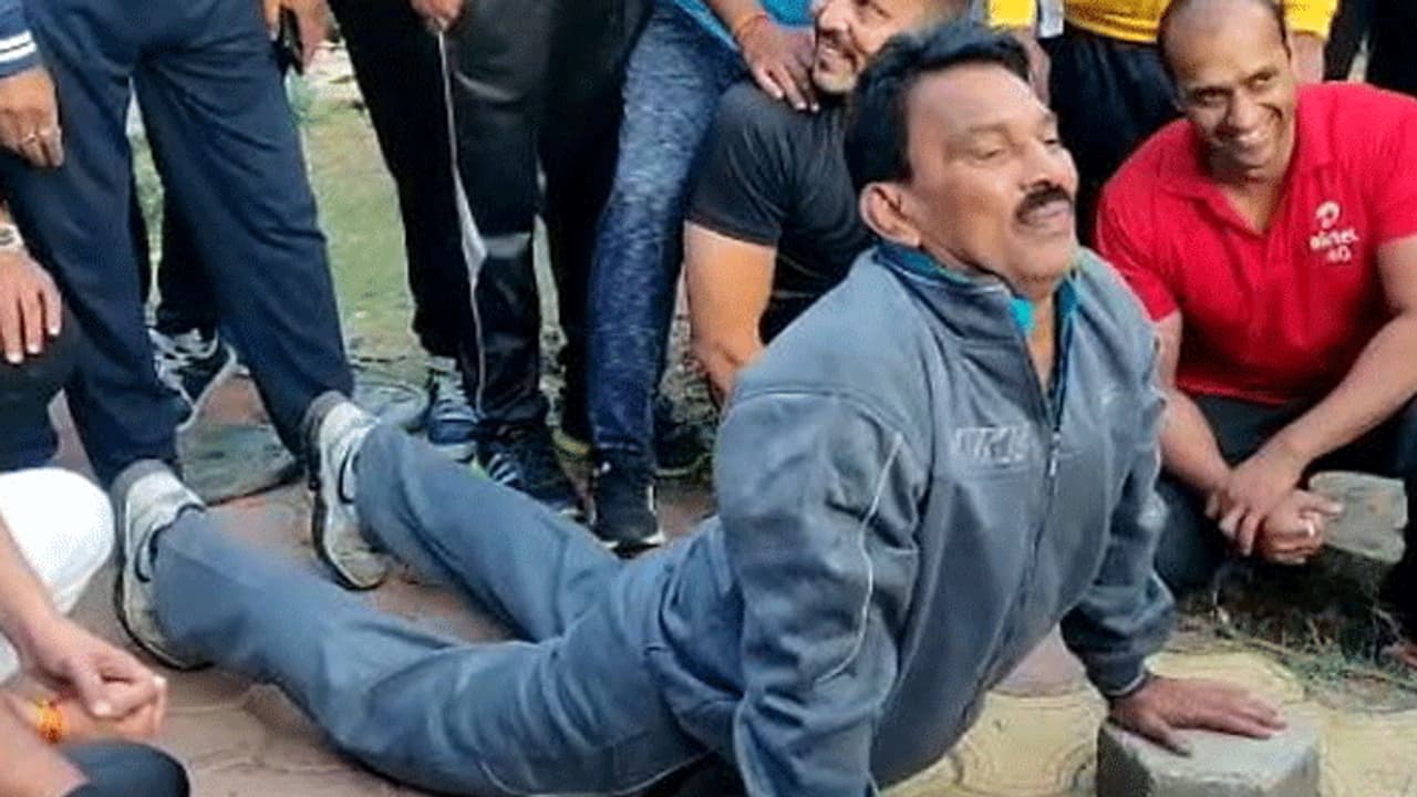 डेंगू की आई शामत, जब सुबह सुबह पुशअप्स करने लगे कमलनाथ सरकार के स्वास्थ्य मंत्री डेंगू की आई शामत, जब सुबह सुबह पुशअप्स करने लगे कमलनाथ सरकार के स्वास्थ्य मंत्री