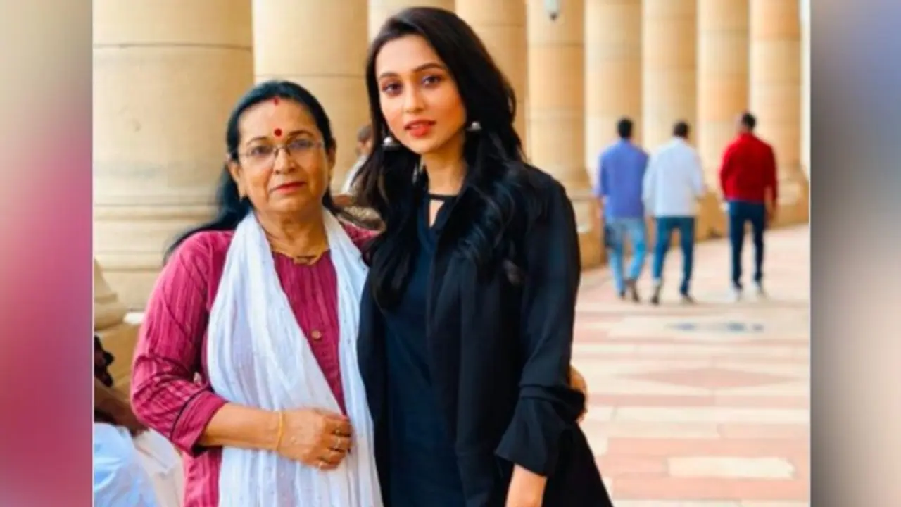 রাজ্যসভার ২৫০তম অধিবেশন, মায়ের হাত ধরেই সংসদে মিমি রাজ্যসভার ২৫০তম অধিবেশন, মায়ের হাত ধরেই সংসদে মিমি