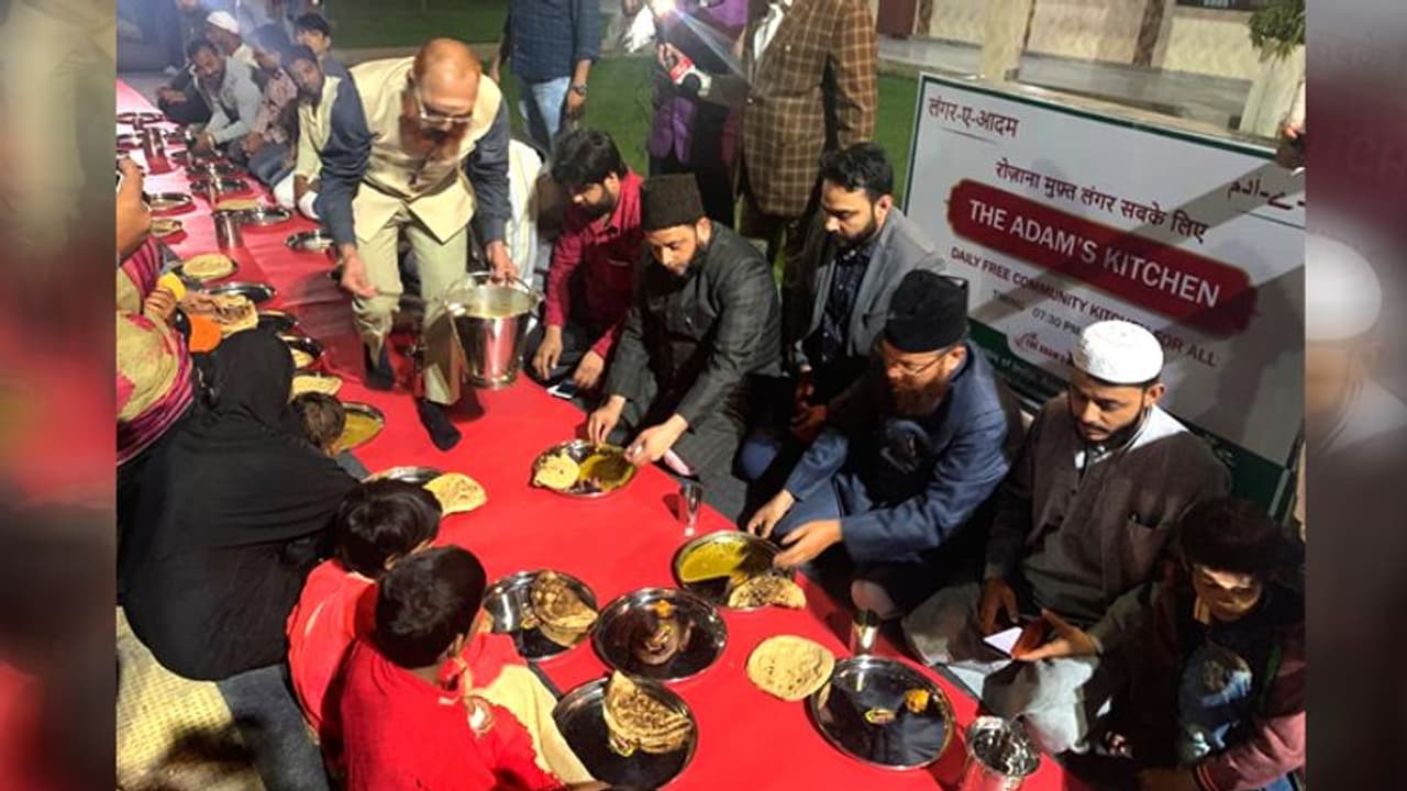 गुरुद्वारे के जैसा इस ईदगाह में शुरू हुआ लंगर, 200 लोग रोज मुफ्त खाते शाकाहारी खाना गुरुद्वारे के जैसा इस ईदगाह में शुरू हुआ लंगर, 200 लोग रोज मुफ्त खाते शाकाहारी खाना