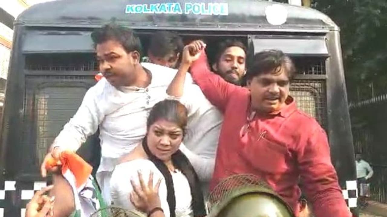 বিজেপির বিধান ভবনে হামলার প্রতিবাদ, রাজভবনে বিক্ষোভ কংগ্রেসের বিজেপির বিধান ভবনে হামলার প্রতিবাদ, রাজভবনে বিক্ষোভ কংগ্রেসের