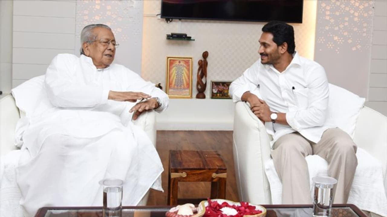 గవర్నర్ తో సీఎం జగన్ భేటీ.. రాష్ట్ర పరిస్థితులపై చర్చ గవర్నర్ తో సీఎం జగన్ భేటీ.. రాష్ట్ర పరిస్థితులపై చర్చ