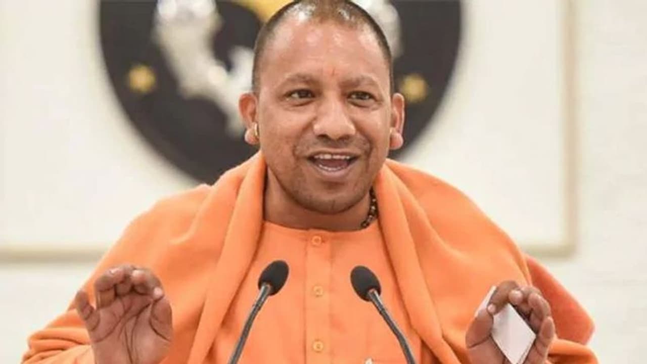 नवरात्रि पर फिर एक्टिव हुआ 'एंटी रोमियो स्क्वॉड', महिला सुरक्षा पर सीएम योगी का बड़ा ऐलान नवरात्रि पर फिर एक्टिव हुआ 'एंटी रोमियो स्क्वॉड', महिला सुरक्षा पर सीएम योगी का बड़ा ऐलान