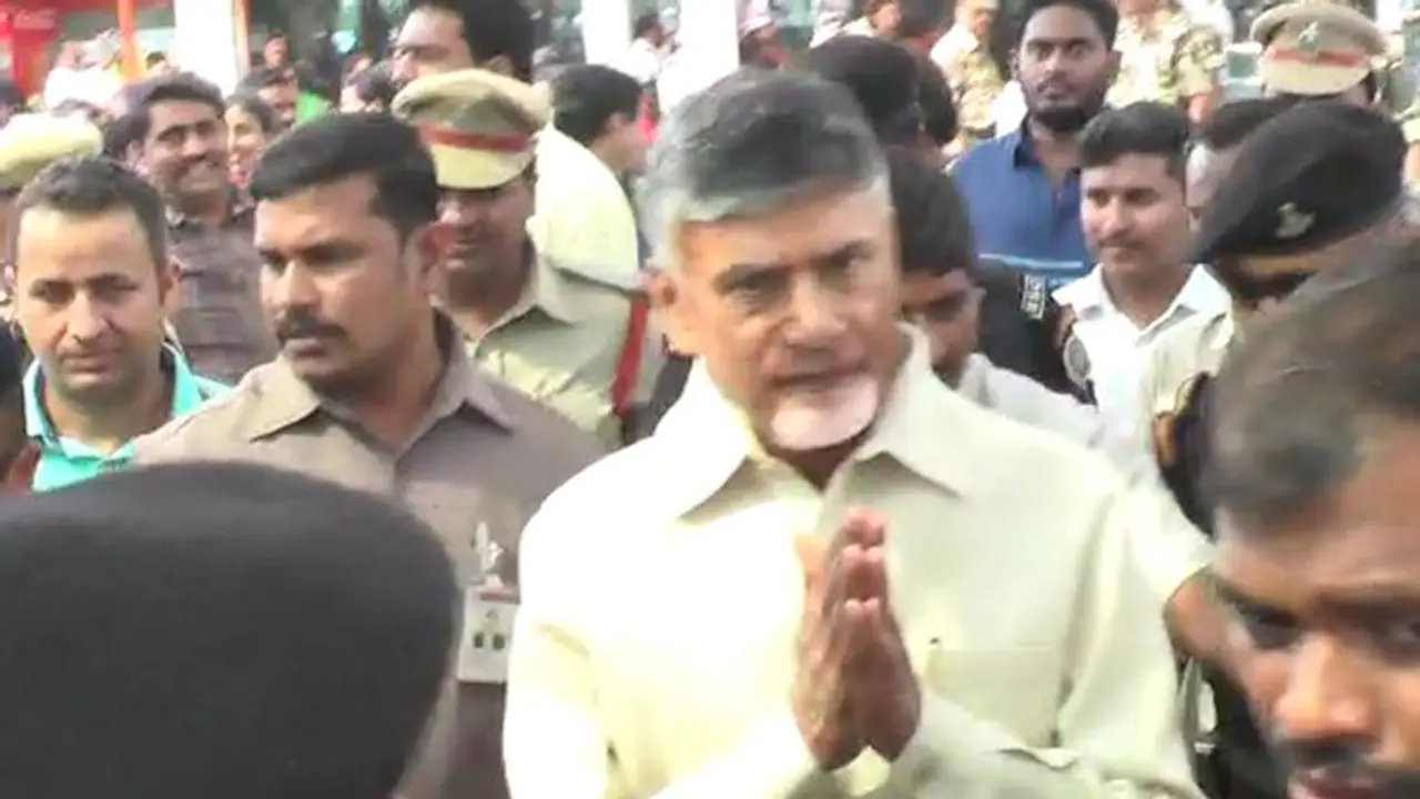 చంద్రబాబు అమరావతి పర్యటన... ఓవైపు స్వాగతం..మరోవైపు నిరసనలు చంద్రబాబు అమరావతి పర్యటన... ఓవైపు స్వాగతం..మరోవైపు నిరసనలు