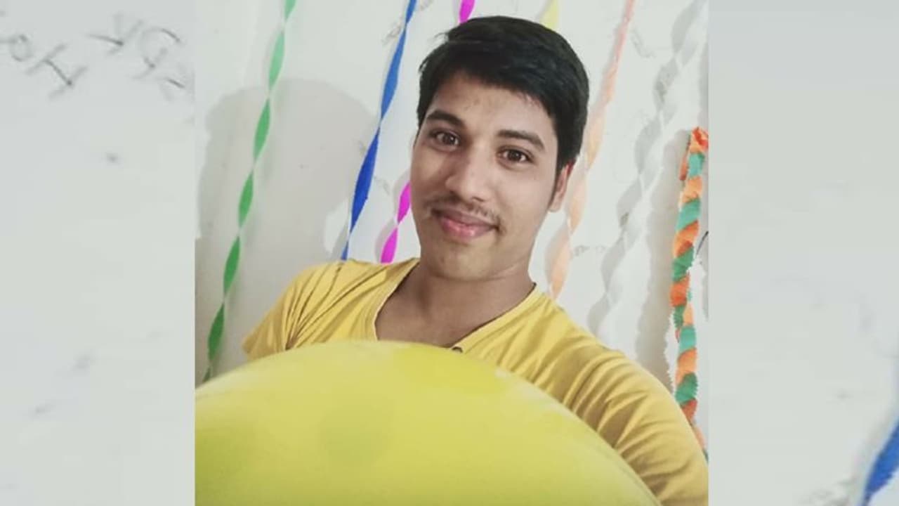 గన్నవరంలో దారుణం.. పోలీసుల వేధింపులకు విద్యార్థి బలి గన్నవరంలో దారుణం.. పోలీసుల వేధింపులకు విద్యార్థి బలి