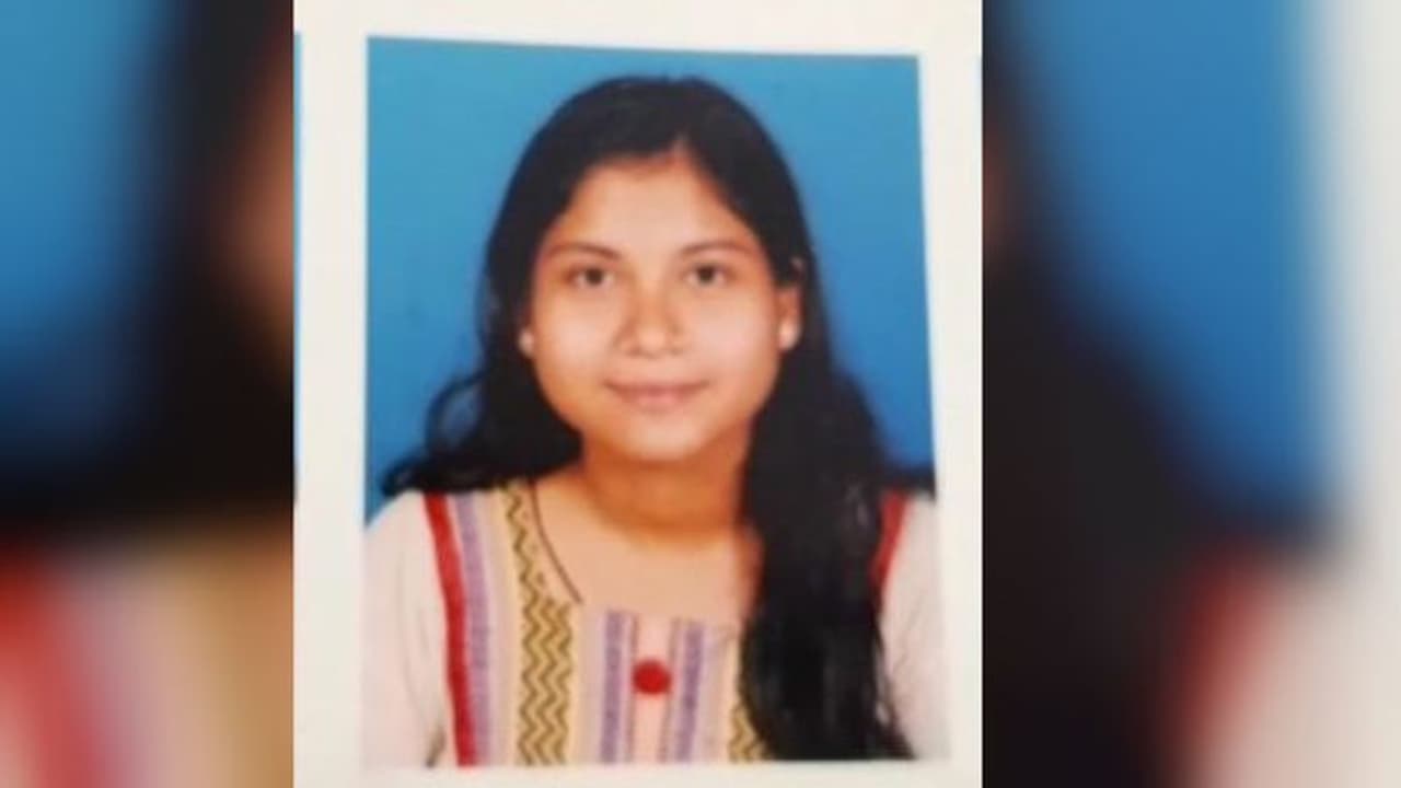 ফের আত্মঘাতী নার্সিং পড়ুয়া, বর্ধমানে হস্টেলের ঘর থেকে উদ্ধার ঝুলন্ত দেহ ফের আত্মঘাতী নার্সিং পড়ুয়া, বর্ধমানে হস্টেলের ঘর থেকে উদ্ধার ঝুলন্ত দেহ