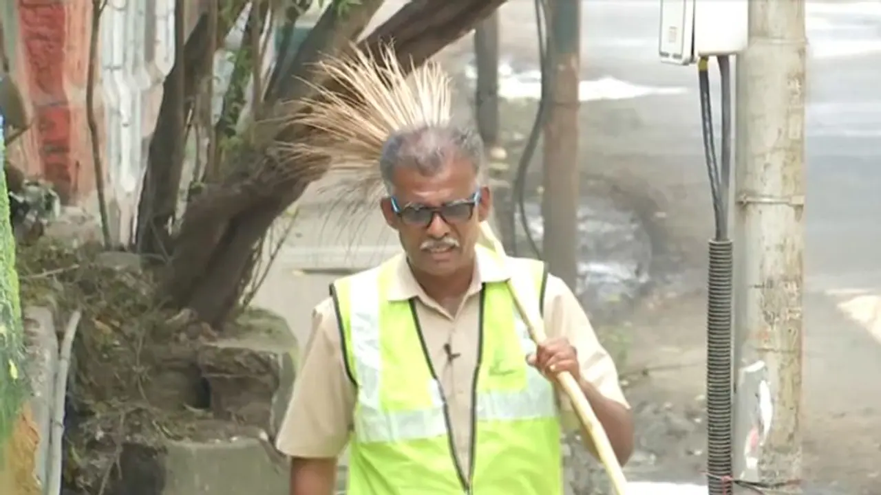 পরিচ্ছন্নতার সচেতনতা ছড়াতে গানই ভরসা সাফাইকর্মী মহাদেব যাদবের, ভাইরাল ভিডিও পরিচ্ছন্নতার সচেতনতা ছড়াতে গানই ভরসা সাফাইকর্মী মহাদেব যাদবের, ভাইরাল ভিডিও