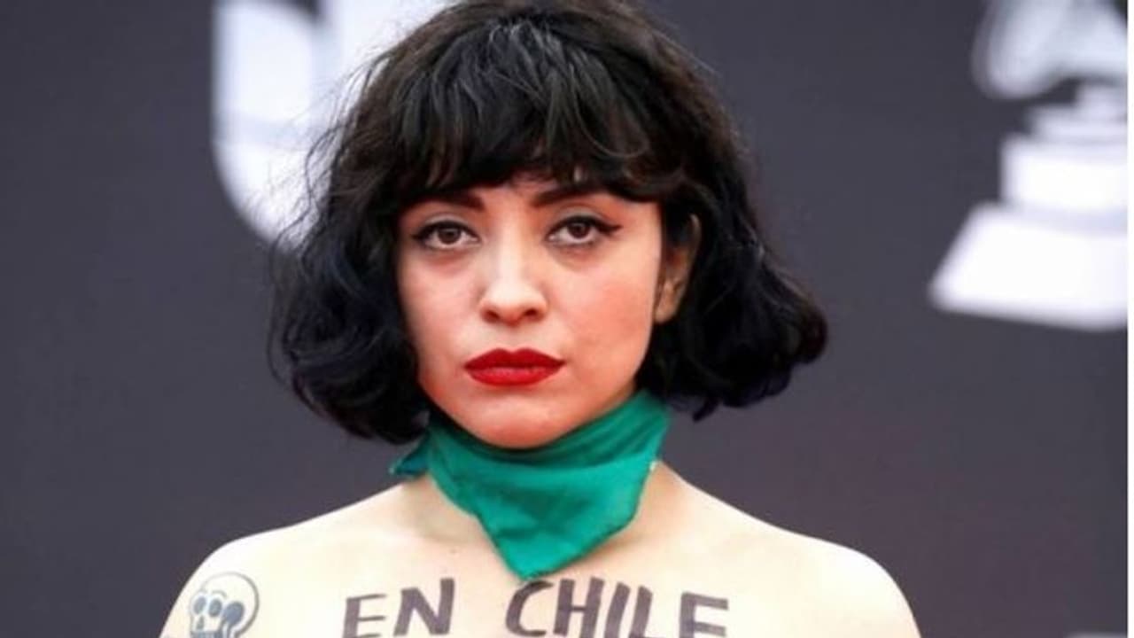 விருது வாங்க மேலாடை இல்லாமல் வந்த பிரபல நட்சத்திரம்..! பிறகு என்ன நடந்தது நீங்களே பாருங்கள்..!