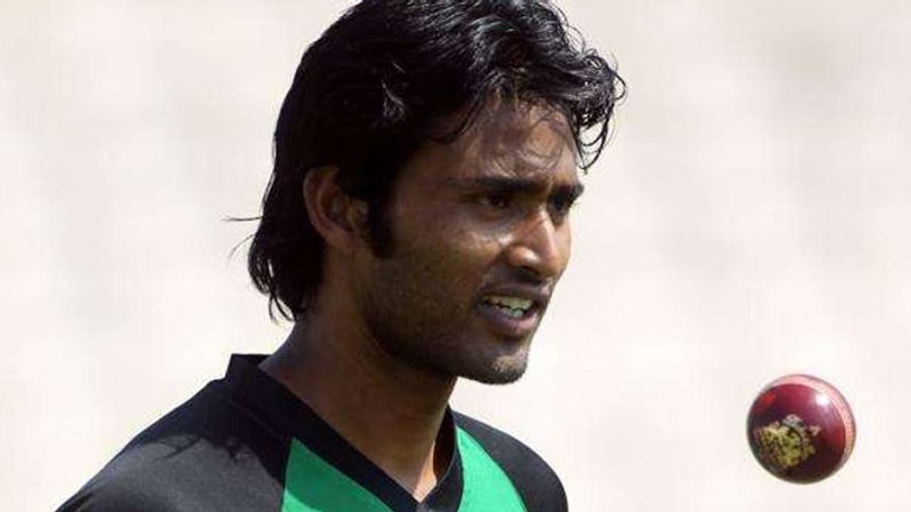 బంతిని షైన్ చేయొద్దన్నందుకు: గ్రౌండ్లోనే సహచరుడిని లాగి కొట్టిన క్రికెటర్ బంతిని షైన్ చేయొద్దన్నందుకు: గ్రౌండ్లోనే సహచరుడిని లాగి కొట్టిన క్రికెటర్