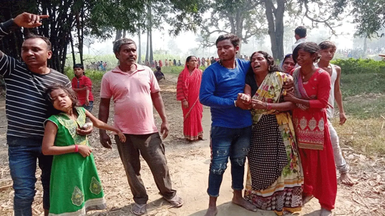 पलक झपकते ही 6 बच्चियों की दर्दनाक मौत, जब एक साथ निकली मासूमों की अर्थी तो रो पड़ा पूरा गांव पलक झपकते ही 6 बच्चियों की दर्दनाक मौत, जब एक साथ निकली मासूमों की अर्थी तो रो पड़ा पूरा गांव