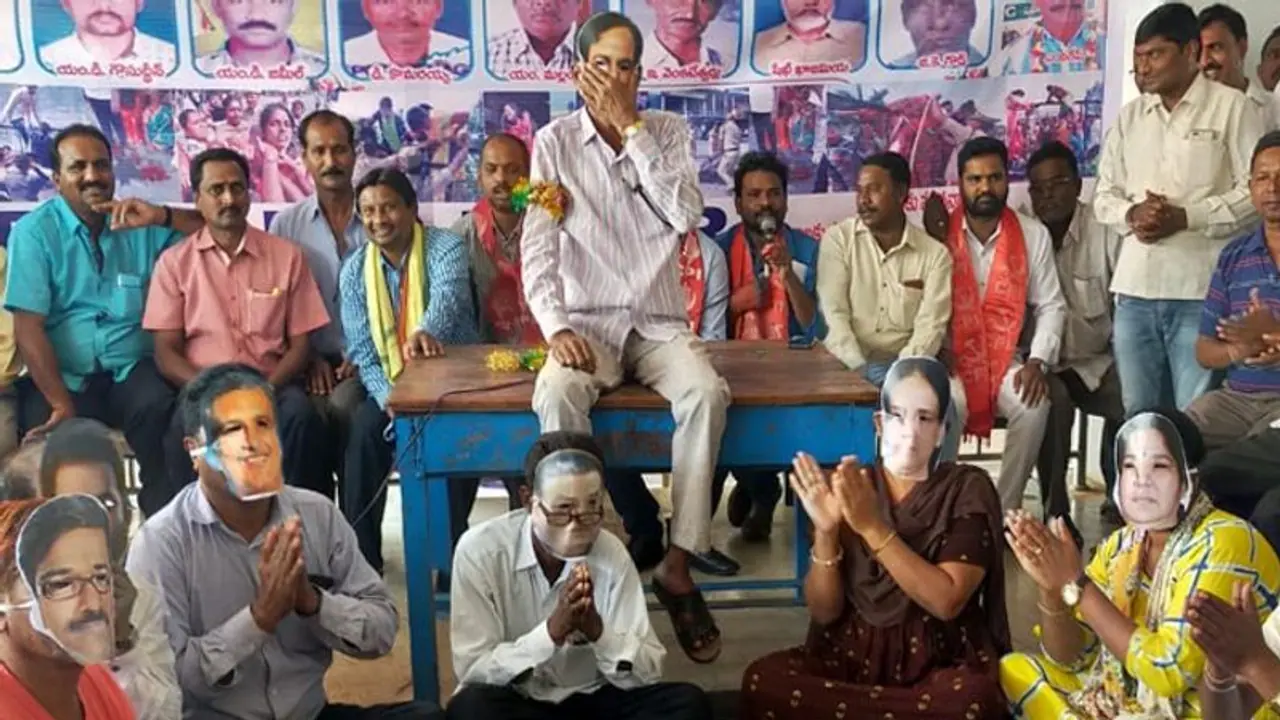 కెసిఆర్ చుట్టూ భజనలు చేస్తున్న మంత్రులు.. వినూత్న నిరసన కెసిఆర్ చుట్టూ భజనలు చేస్తున్న మంత్రులు.. వినూత్న నిరసన