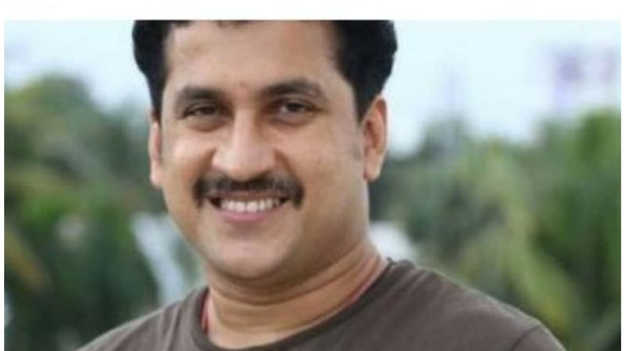 ബാഗ് മോഷണം പോയി, പണമെടുത്തോളൂ, വിലപ്പെട്ട രേഖകള് തിരിച്ചുതന്നാല് മതിയെന്ന് സന്തോഷ് കീഴാറ്റൂര് വീഡിയോ ബാഗ് മോഷണം പോയി, പണമെടുത്തോളൂ, വിലപ്പെട്ട രേഖകള് തിരിച്ചുതന്നാല് മതിയെന്ന് സന്തോഷ് കീഴാറ്റൂര് വീഡിയോ