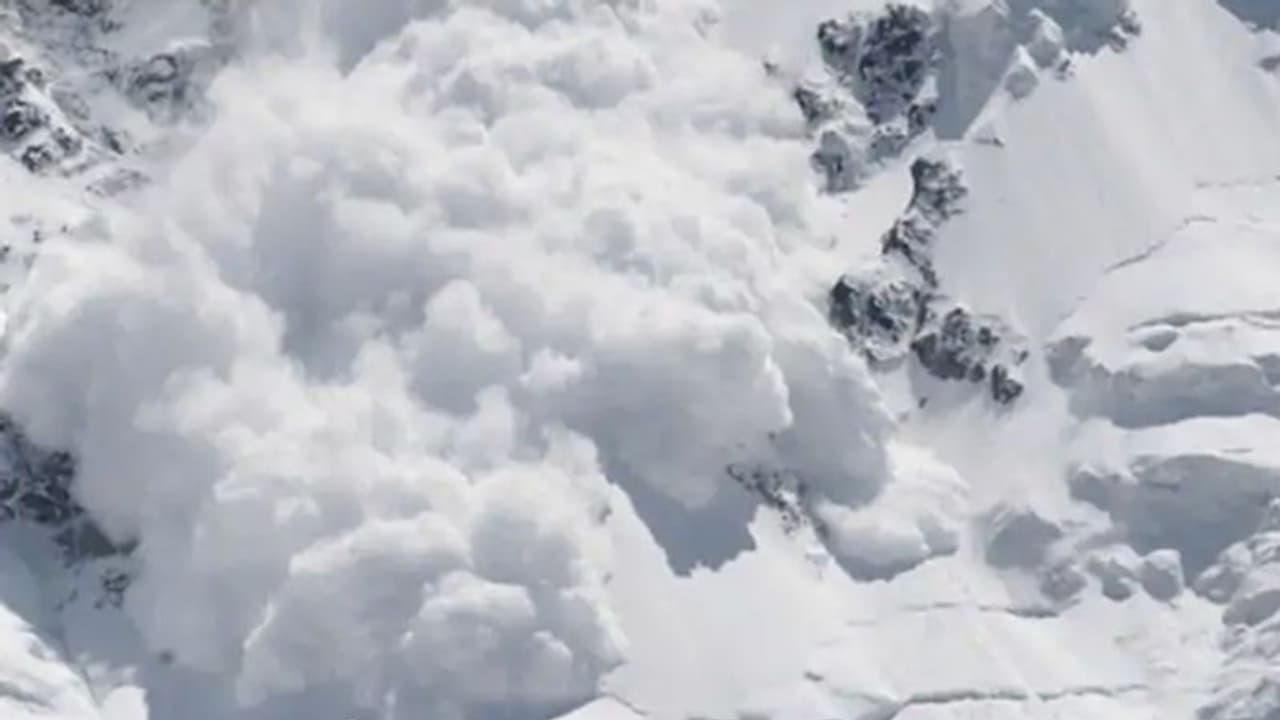 ఉత్తరాఖండ్లో మంచుతుఫాన్.. 10 మంది దుర్మరణం, మరో 18 మంది గల్లంతు.. కొనసాగుతున్న రెస్క్యూ ఆపరేషన్ ఉత్తరాఖండ్లో మంచుతుఫాన్.. 10 మంది దుర్మరణం, మరో 18 మంది గల్లంతు.. కొనసాగుతున్న రెస్క్యూ ఆపరేషన్