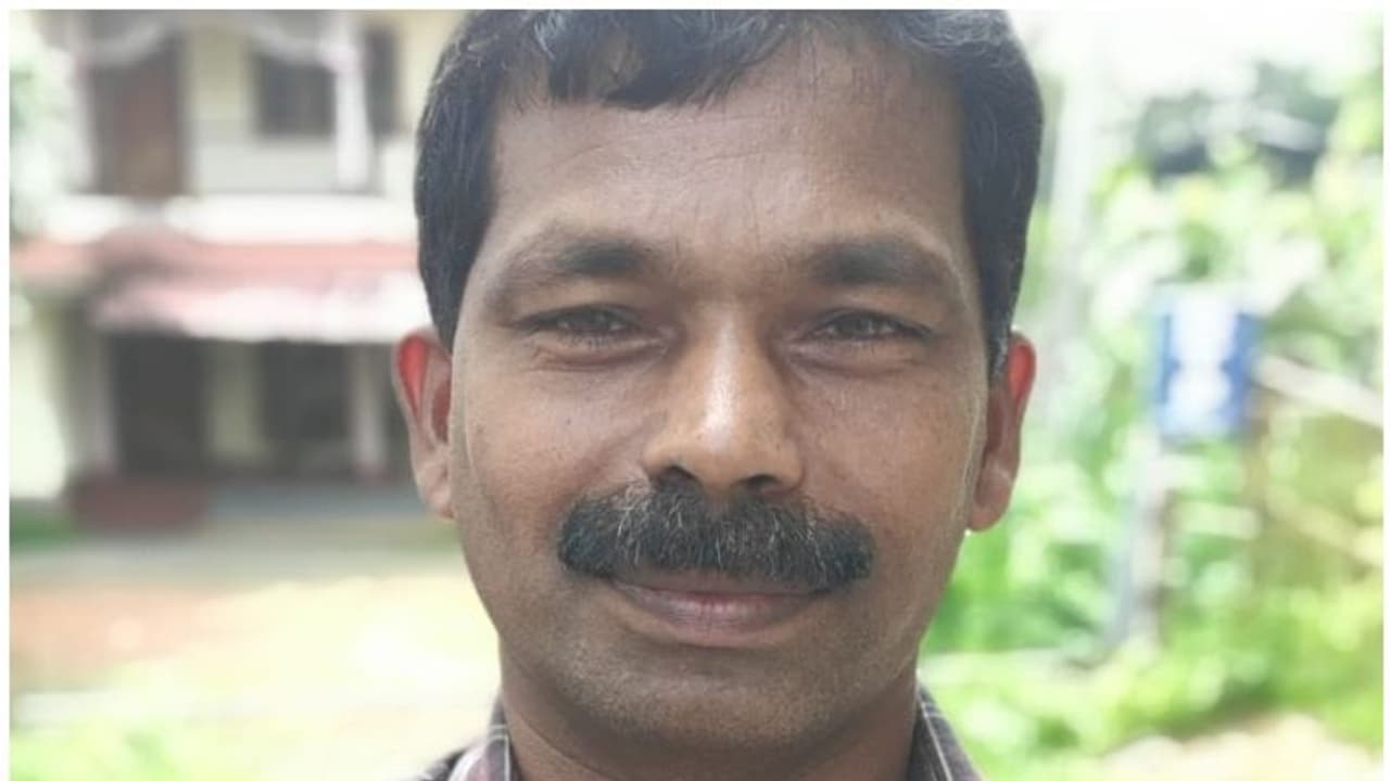 കാരുണ്യ ലോട്ടറിയുടെ ഒന്നാം സമ്മാനം സൈക്കിൾ റിപ്പയറുകാരന് കാരുണ്യ ലോട്ടറിയുടെ ഒന്നാം സമ്മാനം സൈക്കിൾ റിപ്പയറുകാരന്