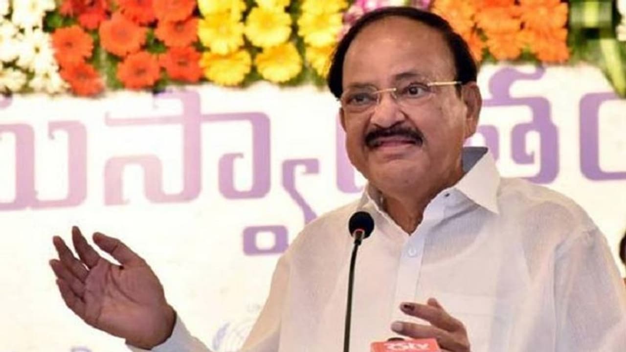 வரலாறு படைத்த மாநிலங்களவை: வெங்கையா நாயுடு புத்தகம் வெளியிட்டு புகழாரம் வரலாறு படைத்த மாநிலங்களவை: வெங்கையா நாயுடு புத்தகம் வெளியிட்டு புகழாரம்