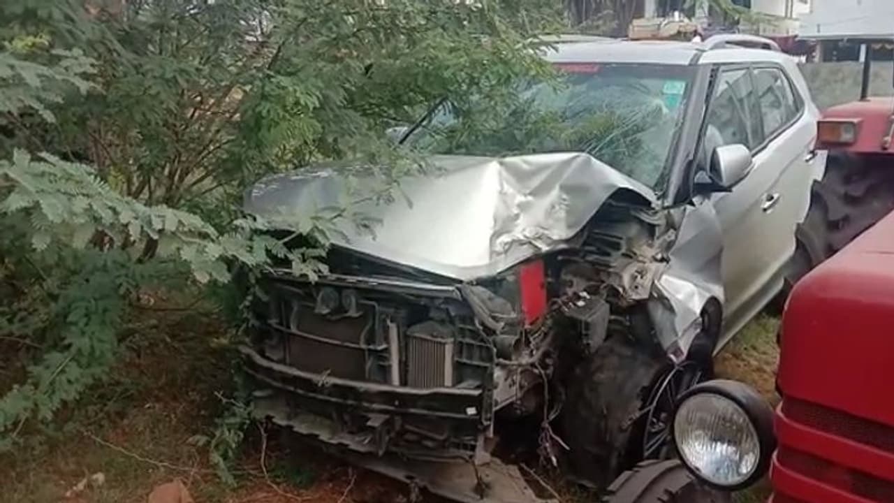 ప్రయాణంలో విషాదం.. కొండపల్లి ఖిల్లా ఘాట్ రోడ్డులో కారు ప్రమాదం ప్రయాణంలో విషాదం.. కొండపల్లి ఖిల్లా ఘాట్ రోడ్డులో కారు ప్రమాదం